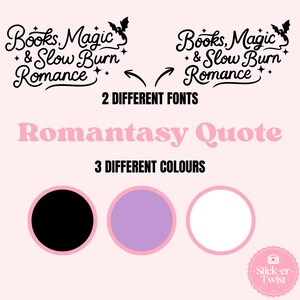 Puede incluir: Gr&aacute;fico rosa claro con el texto "Books, Magic & Slow Burn Romance" en dos fuentes diferentes. El gr&aacute;fico tambi&eacute;n indica "Romantasy Quote" y muestra tres opciones de color: negro, morado y blanco. Peque&ntilde;o logotipo en la esquina inferior derecha.