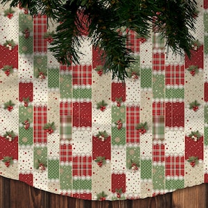 Puede incluir: Falda de árbol de Navidad con diseño de patchwork. La falda presenta rayas verticales alternas de cuadros rojos, lunares verdes y patrones color crema. Cada raya está adornada con ramitas de acebo. Una rama de pino verde en la parte superior.