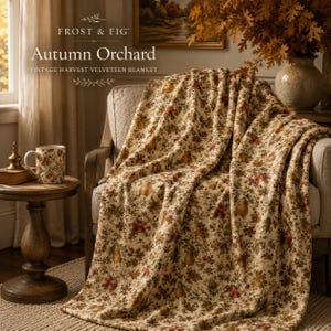Puede incluir: Una manta de terciopelo con un estampado de hojas de otoño, peras y manzanas en tonos marrón, dorado y rojo. El texto en la imagen dice FROST & FIG Autumn Orchard VINTAGE HARVEST VELVETEEN BLANKET. La manta está colocada sobre una silla.