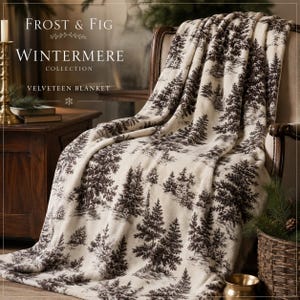 Könnte beinhalten: Eine cremefarbene Veloursdecke mit einem dunkelbraunen, sich wiederholenden Druck von immergrünen Bäumen. Der Text auf dem Bild lautet Frost & Fig Wintermere Collection Velveteen Blanket. Die Decke ist über einen Holzstuhl drapiert.