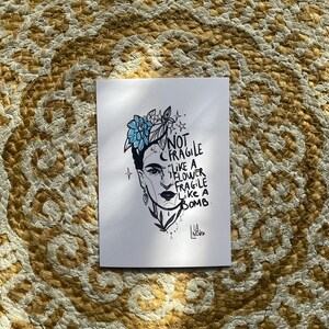 carte petit print A8 FRAGILE LIKE A BOMB bleu
