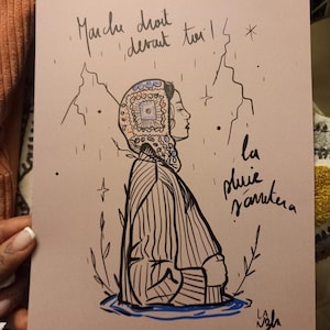 Peut inclure: Illustration sur papier rose représentant une personne de profil portant un foulard à motifs et des vêtements rayés. L'œuvre comprend le texte "Marche droit devant toi !" et "la pluie s'arrêtera."