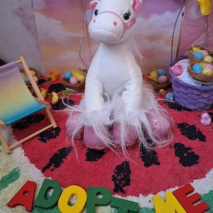 Peluche de poni blanco en adopción
