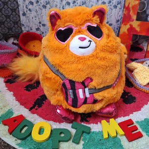 Può includere: Un set di tre ciotole in ceramica ad incastro di dimensioni graduate. Le ciotole presentano una finitura opaca e macchiettata nei toni del crema, beige e marrone. La ciotola più grande misura circa 20 cm di diametro.