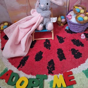 Peluche de conejito gris para dar en adopción