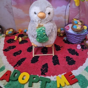 Lindo y suave peluche de pingüino en adopción