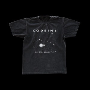 Puede incluir: Camiseta negra con un gráfico blanco de una constelación y el texto "CODEINE FRIGID STARS LP"