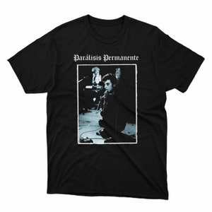 May include: Black t-shirt with a white print of a band performing on stage. The text "Parálisis Permanente" is printed above the image.