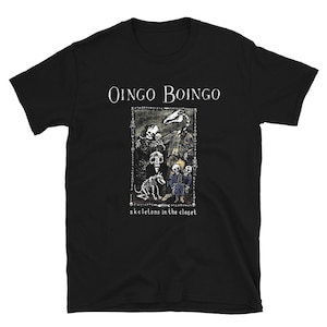 Könnte beinhalten: Schwarzes T-Shirt mit einer weißen Grafik von Skeletten in einem Schrank. Der Text "Oingo Boingo" und "skeletons in the closet" ist auf dem Shirt aufgedruckt.