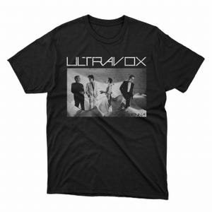 Puede incluir: Camiseta negra con una foto en blanco y negro de una banda, Ultravox. Los miembros de la banda están de pie en un paisaje nevado. El texto "Vienna" está en la parte inferior de la foto.