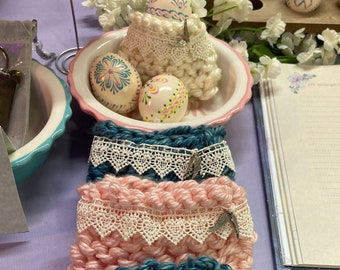 Handstickad vagga med änglavingar, minne av förlust av barn