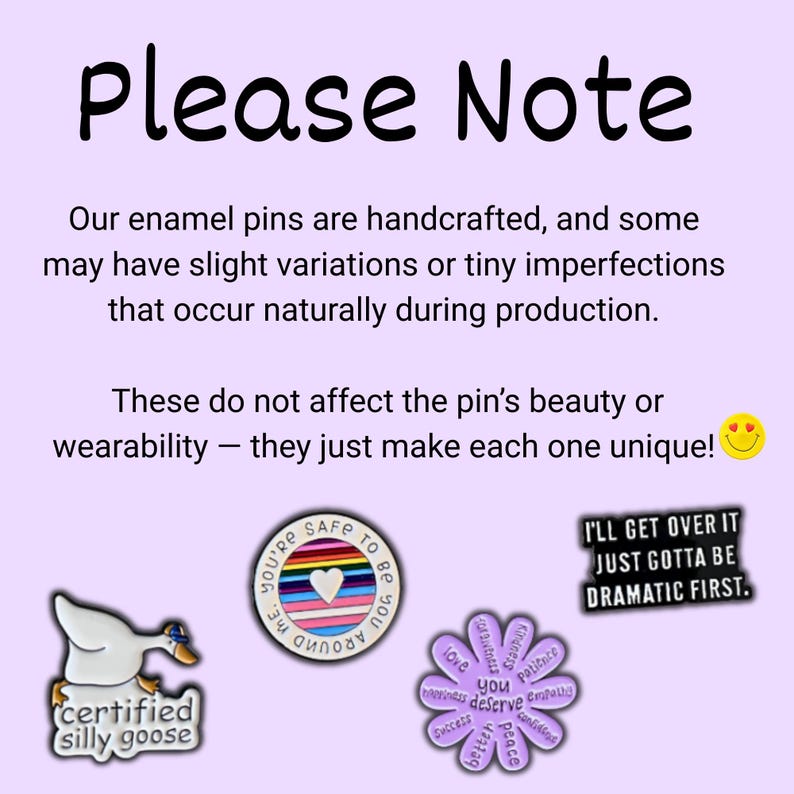 Puede incluir: Una variedad de pines de esmalte con varios dise&ntilde;os. Un pin presenta un ganso con el texto "certified silly goose". Otro dice "You're safe to be around me". Un tercer pin es una flor con palabras como "love" y "peace". La imagen tambi&eacute;n incluye el texto "Please Note."