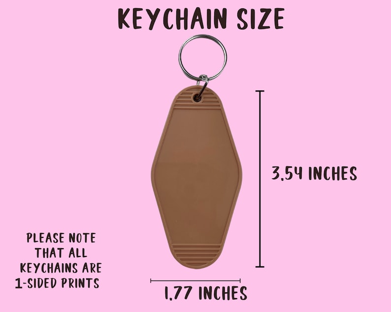 K&ouml;nnte beinhalten: Ein brauner Schl&uuml;sselanh&auml;nger im Motel-Stil mit einem silbernen Schl&uuml;sselring. Der Schl&uuml;sselanh&auml;nger misst 9 cm in der L&auml;nge und 4,5 cm in der Breite. Der Text auf dem Bild lautet "KEYCHAIN SIZE" und "PLEASE NOTE THAT ALL KEYCHAINS ARE 1-SIDED PRINTS."