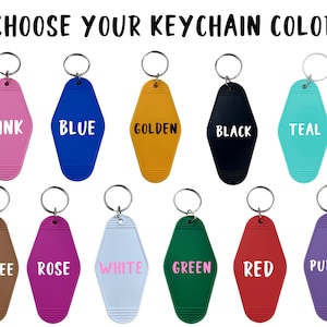 K&ouml;nnte beinhalten: Eine Auswahl an Schl&uuml;sselanh&auml;ngern im Motel-Stil in verschiedenen Farben, darunter Pink, Blau, Gold, Schwarz, T&uuml;rkis, Kaffee, Rose, Wei&szlig;, Gr&uuml;n, Rot und Lila. Jeder Schl&uuml;sselanh&auml;nger hat einen silbernen Ring und den Text "CHOOSE YOUR KEYCHAIN COLOR".