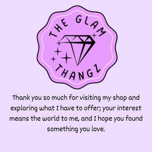 Puede incluir: Logotipo lila claro con el texto "THE GLAM THANGZ" en un dise&ntilde;o circular, con un gr&aacute;fico de diamante. Debajo, un mensaje: "Muchas gracias por visitar mi tienda y explorar lo que tengo para ofrecer; tu inter&eacute;s significa mucho para m&iacute;, y espero que hayas encontrado algo que te guste."