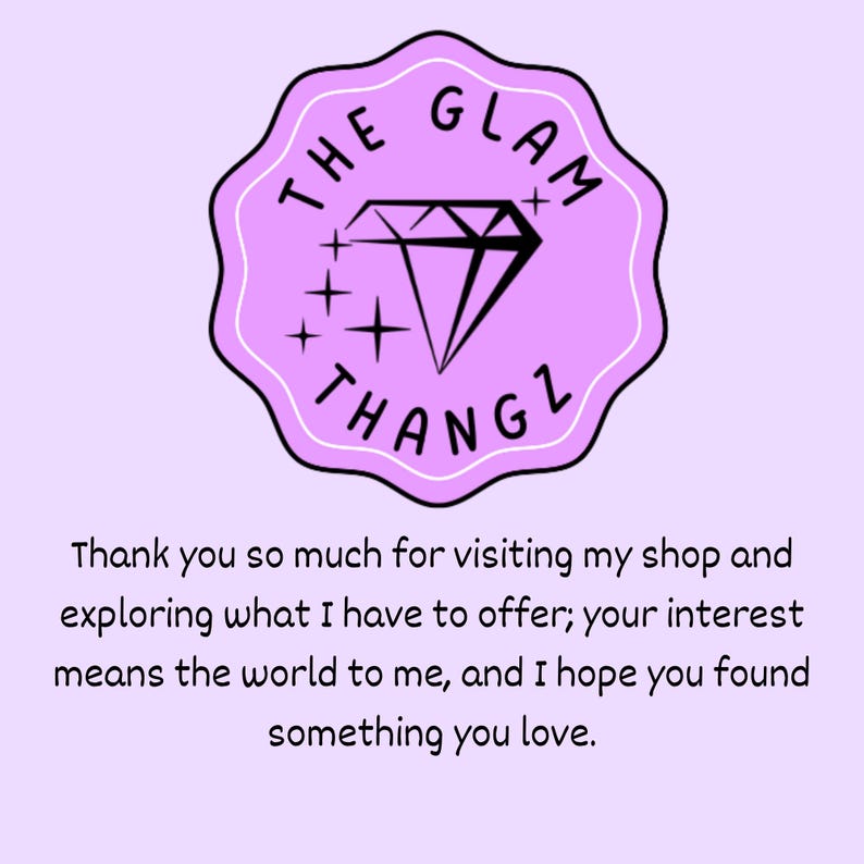 Puede incluir: Logotipo lila claro con el texto "THE GLAM THANGZ" en un dise&ntilde;o circular, con un gr&aacute;fico de diamante. Debajo, un mensaje: "Muchas gracias por visitar mi tienda y explorar lo que tengo para ofrecer; tu inter&eacute;s significa mucho para m&iacute;, y espero que hayas encontrado algo que te guste."