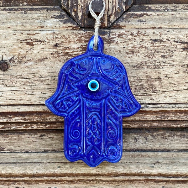 Sculpture de cintre mural à main de Fatima bleu marine - Ornement en céramique pour jardin - Décor de protection des mains Hamsa - Cadeau pour religieux