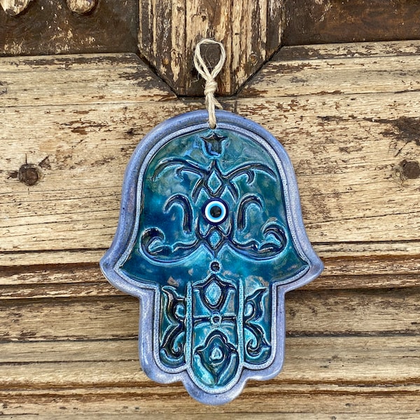 Décoration en céramique Hamsa en argile lapis - décoration murale d'arrière-cour - ornement de main de Fatima en poterie - porte et décoration de Noël - sculpture de Hamsa en argile