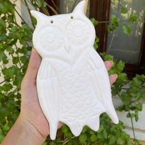 Ongeverfde keramische uilsculptuur: doe-het-zelf-amulet voor thuisbescherming