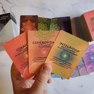El Don de la Virtud / Gift of Virtue Traducción al español / Cartas del Tarot del Oráculo de la Astrología del Zodíaco / Citas sabias sobre el arte del mandala del arcoíris
