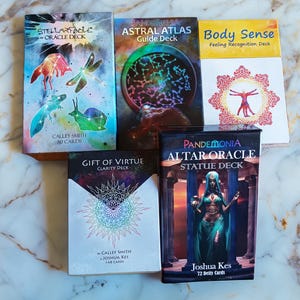 BUNDEL Alle decks van Studio Pandemonia! Geschenk van deugd, stellaire fabel, astrale atlas, lichaamszintuig en altaarorakel. Steun zelf-uitgevers!