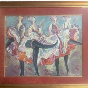 Puede incluir: Una obra de arte original enmarcada que representa a cuatro bailarinas con trajes coloridos. La pintura presenta un marco dorado con un paspartú rojo. Las bailarinas están en movimiento, con sus faldas arremolinadas en tonos de rosa, naranja y blanco.