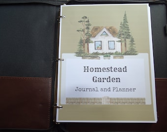 Puede incluir: Una carpeta con una cubierta verde y marrón que presenta una ilustración de acuarela de una casa blanca con un techo marrón y dos árboles verdes. El texto "Homestead Garden Journal and Planner" está impreso en negro en la cubierta.