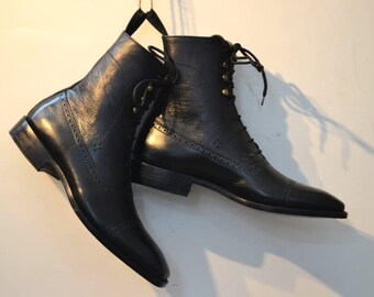 Maßgeschneiderte handgefertigte Herren Schwarz Farbe Cap Toe aus reinem Leder schnüren Knöchel hohe formelle Stiefel, Hochzeitsstiefel, Partystiefel, Männer kundenspezifische Stiefel