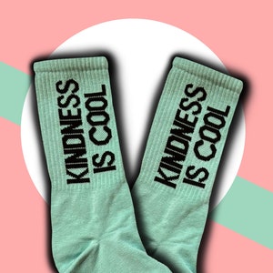 Kidness é tão legal Meias com slogan - meias com letras, meias para presente, presente para ela, presente para ele, pequeno presente, meias inovadoras, meias casuais, unissex