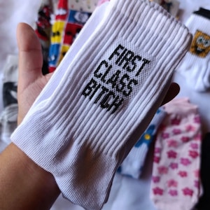Presente do chefe Babe; Meias com slogan de cadela de primeira classe – meias rudes, meias com letras, presente perfeito para o fashionista feroz, unissex, vendedor do Reino Unido