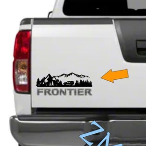 Nissan Frontier-sticker met berg- en boomontwerp. meerdere vrachtwagens en zinsopties!