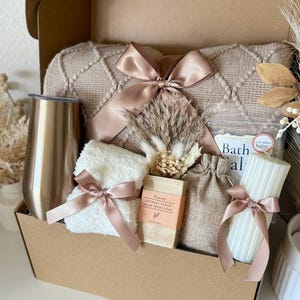 SPA Gift Box for Her, Unique Spa Gift Basket, Luxury Birthday Gift Set, Relaxation Self Care Package for Her, Hug in a Box, Mom Sister Boss Set 15