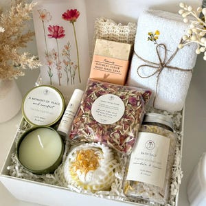SPA Gift Box for Her, Unique Spa Gift Basket, Luxury Birthday Gift Set, Relaxation Self Care Package for Her, Hug in a Box, Mom Sister Boss Set 6