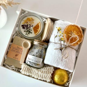 SPA Gift Box for Her, Unique Spa Gift Basket, Luxury Birthday Gift Set, Relaxation Self Care Package for Her, Hug in a Box, Mom Sister Boss Set 18