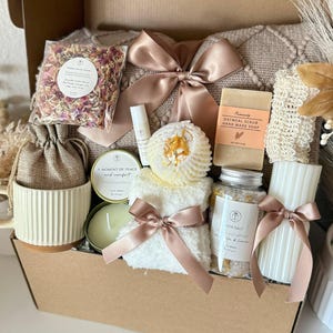 SPA Gift Box for Her, Unique Spa Gift Basket, Luxury Birthday Gift Set, Relaxation Self Care Package for Her, Hug in a Box, Mom Sister Boss Set 16