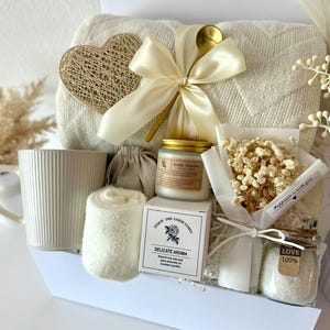 Umarmung in einer Box, Luxuriöser Geburtstagsgeschenkkorb für Frauen, Verwöhnpaket für Sie, Aufmerksames Geschenk für Mama, Hygge-Geschenkbox, Genesungs-Set mit Spa-Bezug Set 2