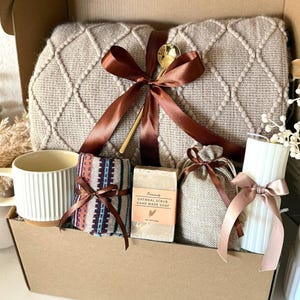 SPA Gift Box for Her, Unique Spa Gift Basket, Luxury Birthday Gift Set, Relaxation Self Care Package for Her, Hug in a Box, Mom Sister Boss Set 13