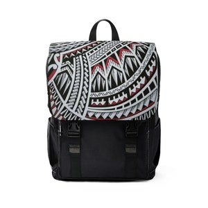 Könnte beinhalten: Schwarzer Rucksack mit einer Klappe mit einem weißen, schwarzen und roten Stammesmuster. Der Rucksack hat einen schwarzen Griff, verstellbare Träger und zwei schwarze Schnallen. Die Tasche ist aus strapazierfähigem Material.