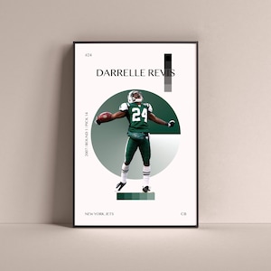 Puede incluir: Una ilustración digital de un jugador de fútbol americano que lleva un uniforme verde y blanco con el número 24 en la camiseta. El jugador está saltando en el aire con los brazos extendidos. El fondo es un círculo blanco con un esquema de color verde y blanco. El texto "Darrelle Revis" está por encima del jugador, y el texto "2007/Round 1/Pick 14" está a la izquierda del jugador. El texto "New York Jets" está debajo del jugador, y el texto "CB" está a la derecha del jugador.