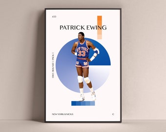 Pode incluir: Um pôster de basquete vintage com Patrick Ewing, um ex-jogador da NBA, vestindo uma camisa dos New York Knicks azul e laranja com o número 33. O pôster tem um círculo azul com um contorno branco e o texto "1985/ROUND 1/PICK 1" no lado esquerdo. O texto "#33 PATRICK EWING" está no topo do pôster. O texto "NEW YORK KNICKS" está na parte inferior esquerda e "C" está na parte inferior direita.