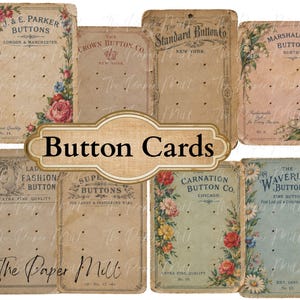 Puede incluir: Una colección de ocho tarjetas rectangulares de papel para botones con tipografía de estilo antiguo, ilustraciones florales y agujeros preperforados. Las tarjetas muestran varios nombres de empresas y bordes decorativos en tonos apagados de beige, azul y verde.