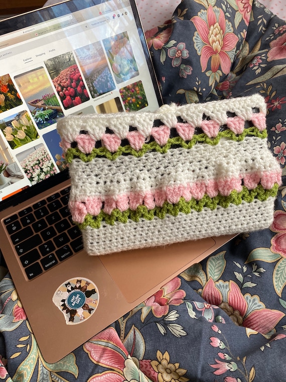 FREE The Tulip Book Sleeve: Crochet pattern