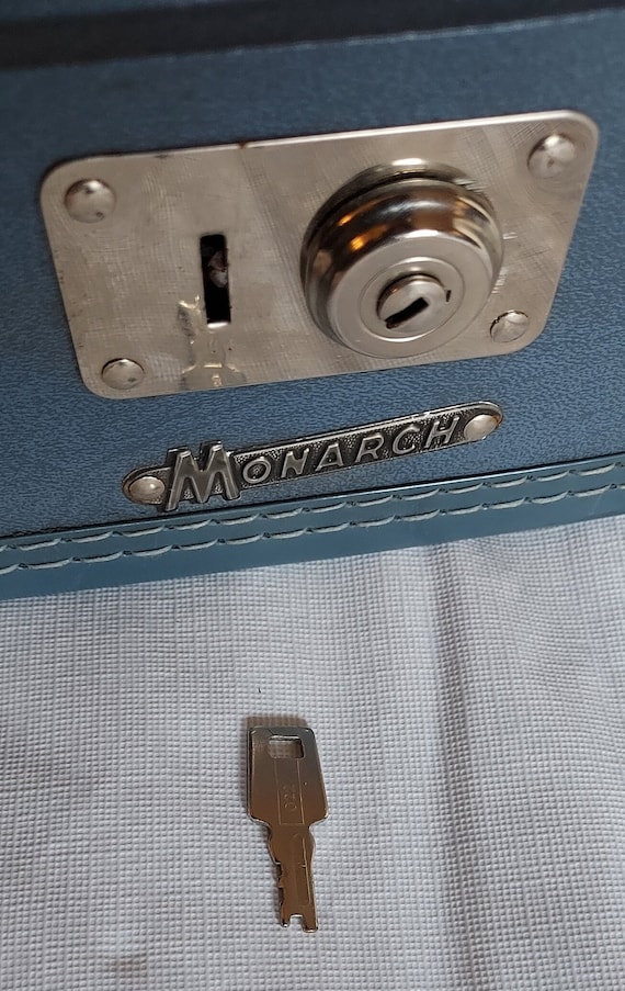Vintage 1960s Monarch Hard Shell Suitcase w/ Key … - image 5