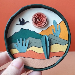 Paesaggio di cactus in miniatura fatto a mano / Magnete per coperchio di barattolo o decorazione da scrivania / Opere d'arte su carta con tecniche miste / Regalo con scena del deserto
