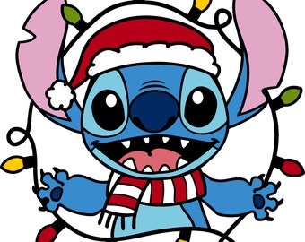 Könnte beinhalten: Eine blaue Comicfigur, die einen roten Weihnachtsmann-Hut und einen gestreiften Schal trägt. Die Figur hat große Augen und ein breites Lächeln. Um die Figur herum befinden sich bunte Lichter.