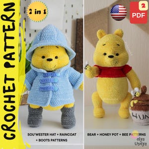 以下が含まれることがあります： 2つの編み物パターンが表示されています。1つは、青いレインコート、帽子、灰色のブーツを履いた黄色いクマです。もう1つは、赤いシャツを着た黄色いクマで、蜂蜜の壺と蜂がいます。テキストは「CROCHET PATTERN」と書かれています。