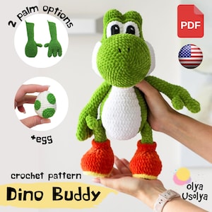 Könnte beinhalten: Eine Häkelanleitung für einen Dino Buddy, bestehend aus einem grünen und weißen Plüsch-Dinosaurier mit orangefarbenen Schuhen. Das PDF enthält Anleitungen für zwei Handflächenoptionen und ein kleines weißes Ei mit grünen Punkten. Text: 2 palm options, egg, Dino Buddy.
