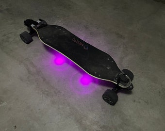 Elektrisch longboard onder Glow Lights-set