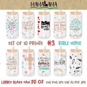 Op de afbeelding: Set van 10 printbare ontwerpen met Bijbelteksten en christelijke thema's. Elk ontwerp wordt weergegeven op een heldere glazen blik met een rietje. De ontwerpen bevatten zinnen als "God is goed alle tijd", "Vertrouw op de Heer met heel je hart", "Jezus houdt van me", "Luister naar Gods stem in alles wat je doet", "Jezus is mijn anker van mijn ziel", "Geloof schijnt het helderst in het donker", "Alles wat ik nodig heb is een beetje koffie en een heleboel Jezus", "Wees stil" en "Vis met een kruis".