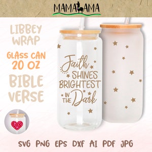Könnte beinhalten: Ein klares Glasgefäß mit Bambusdeckel und Strohhalm. Das Gefäß hat ein goldenes Design mit dem Text "Faith shines brightest in the dark" und Sternen. Das Gefäß hat ein Fassungsvermögen von 20 Unzen.